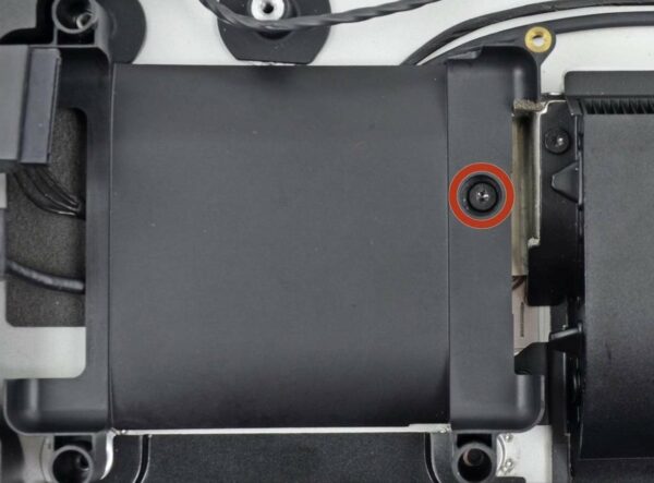 vis T10 de 7,2 mm fixant le plateau de disque dur au boîtier arrière.